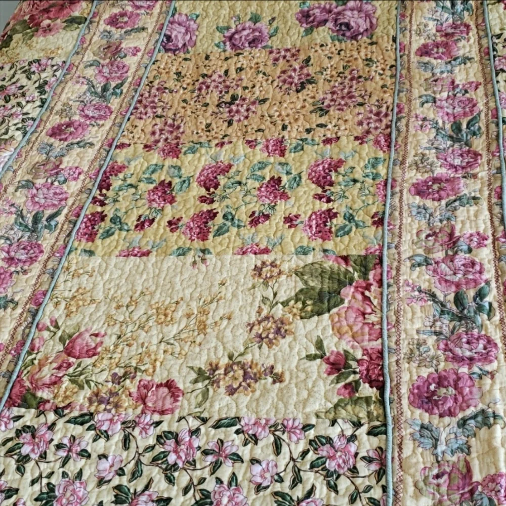 Elegant Floral Quilt Comforter with Pink and Green Design
